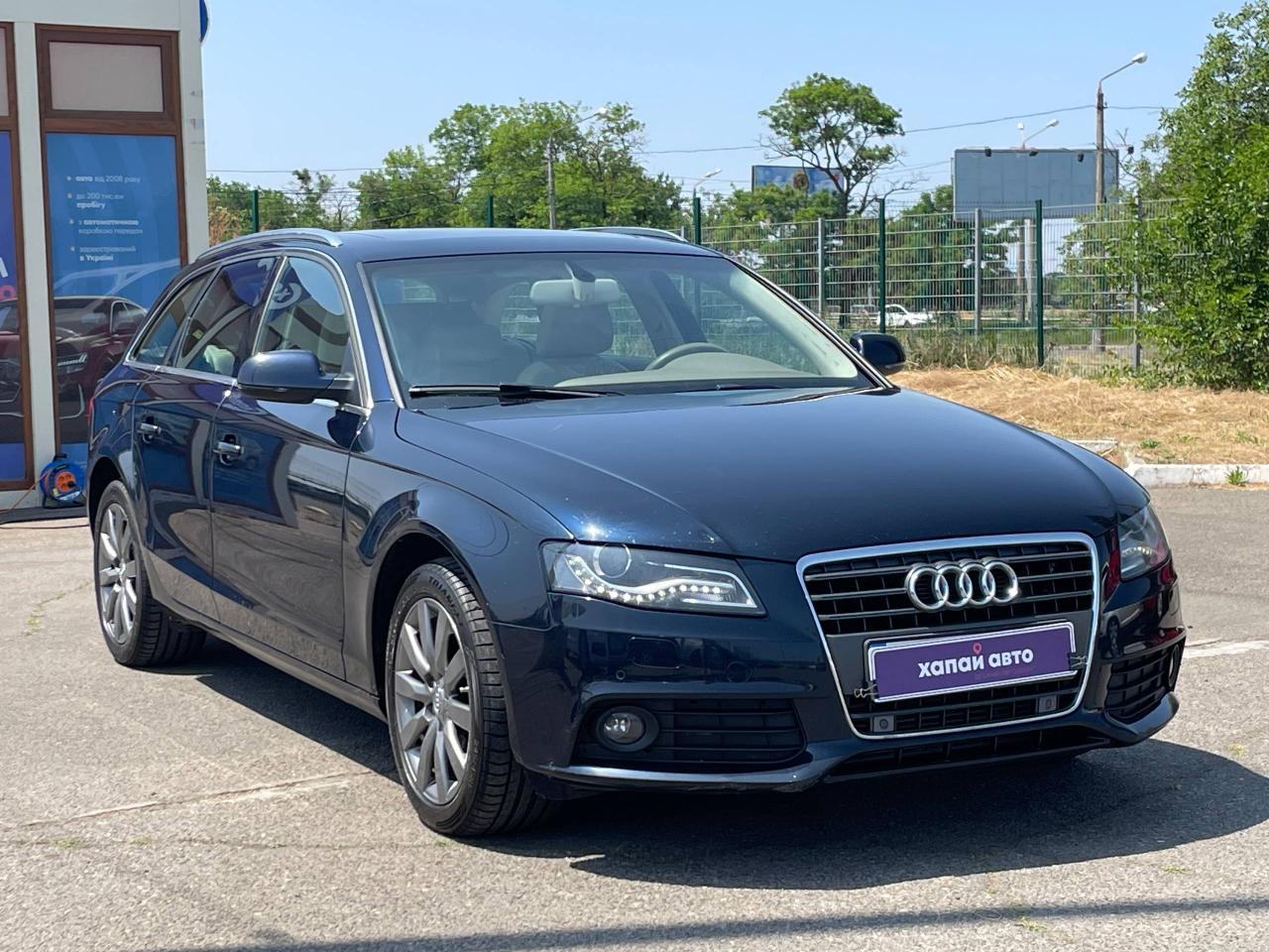 Audi A4 - фото 8