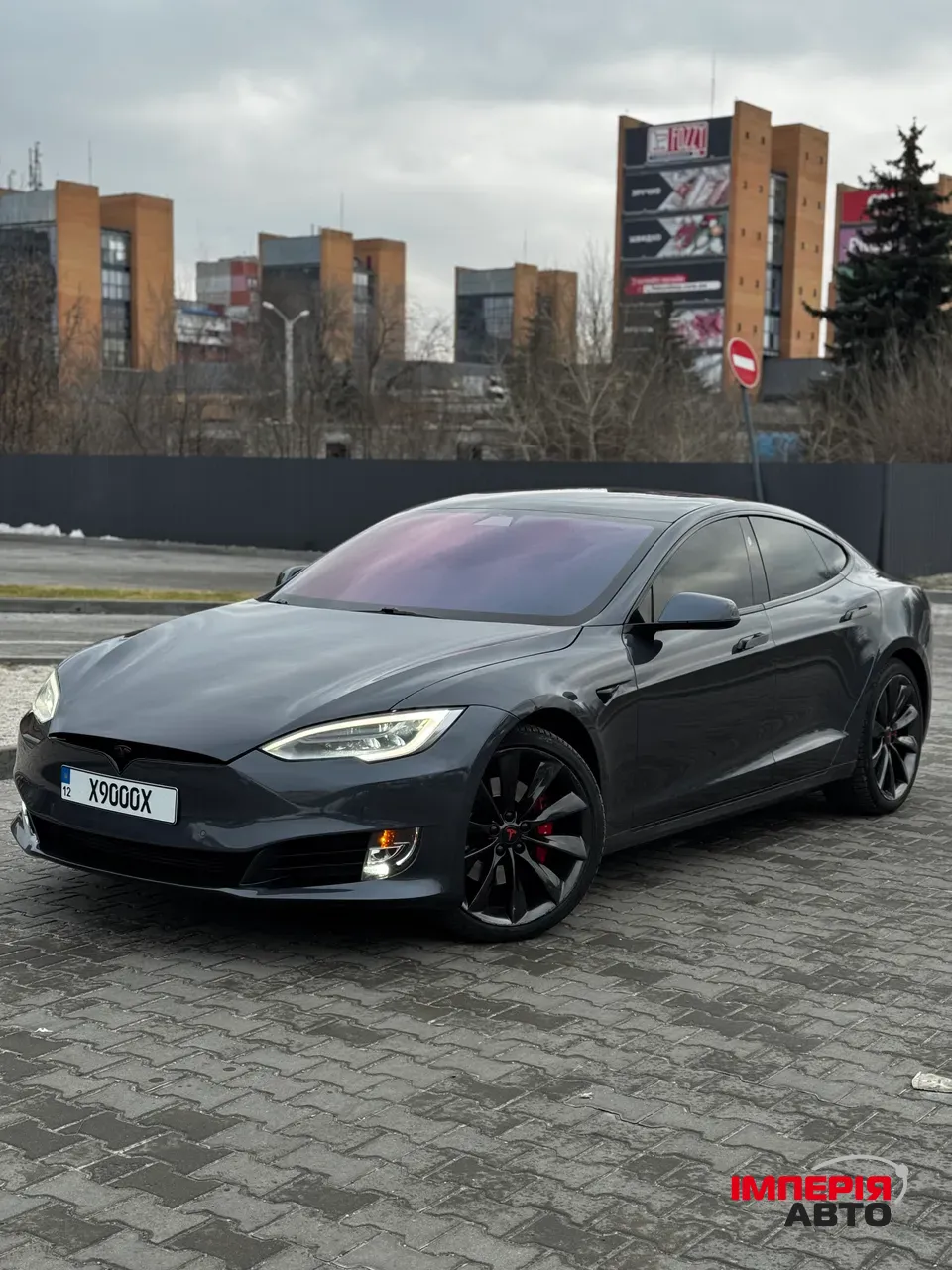 Tesla Model S - фото 1