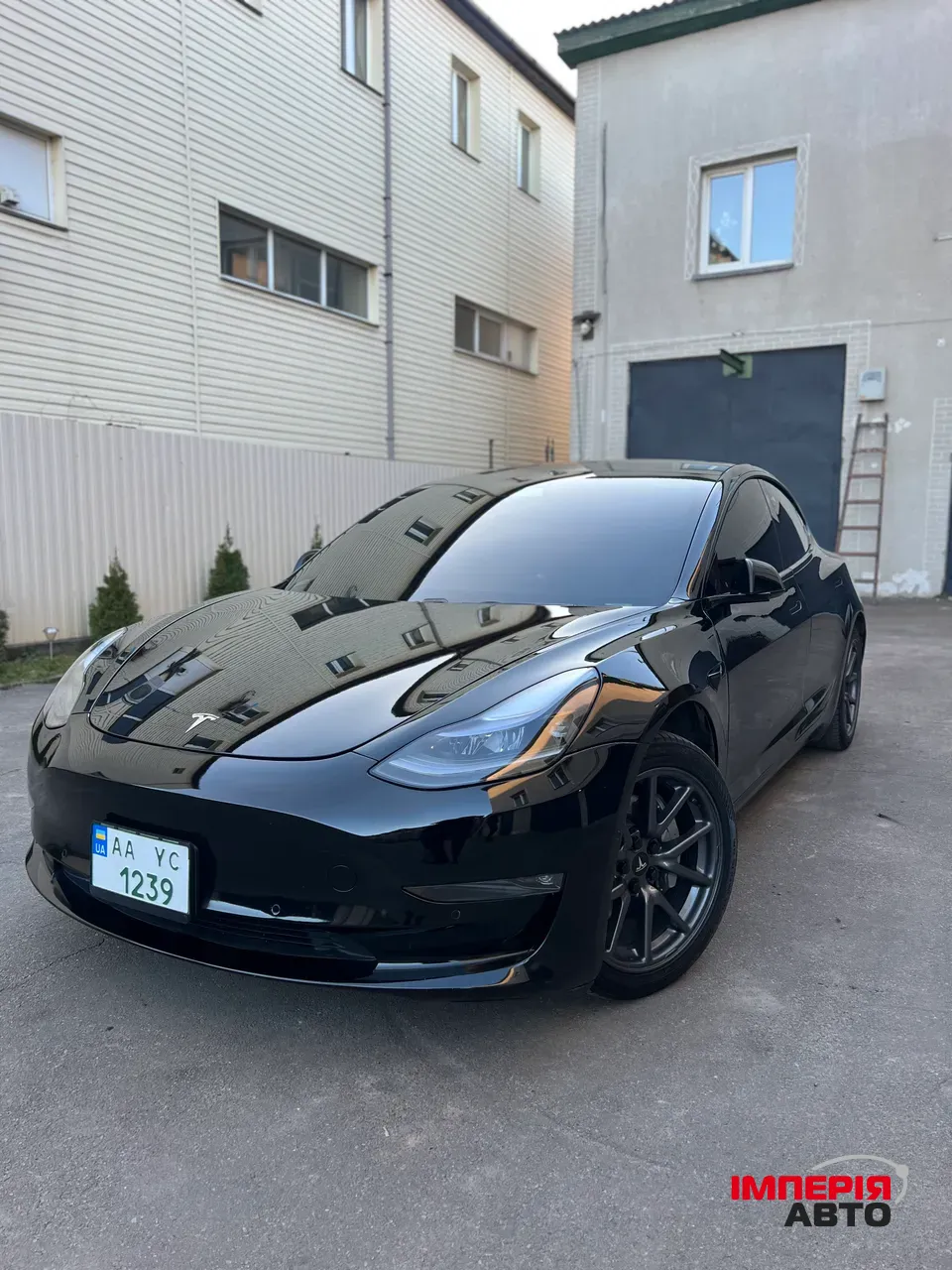 Tesla Model 3 - фото 1