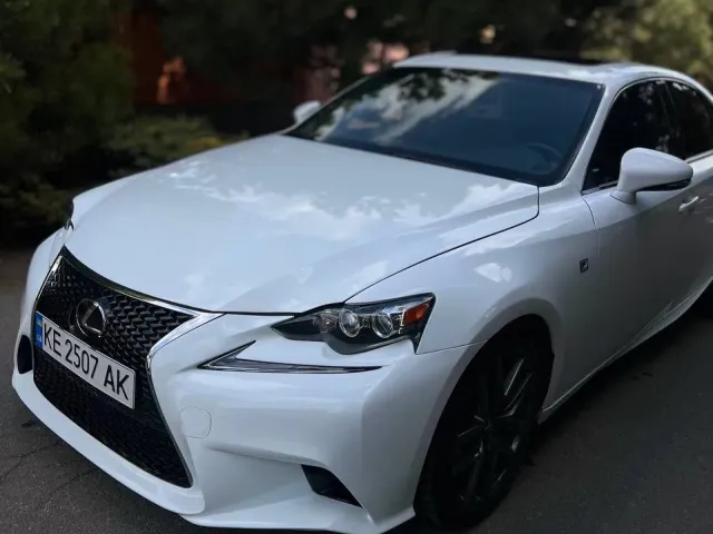 Lexus IS - фото 3