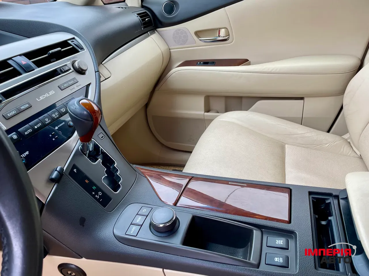 Lexus RX - фото 8