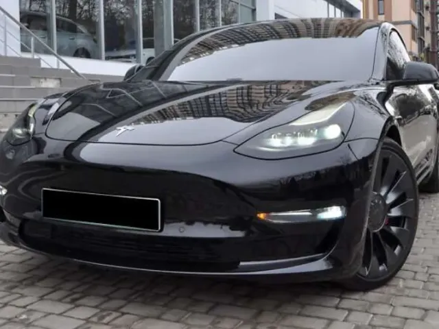 Tesla Model 3 - фото 1