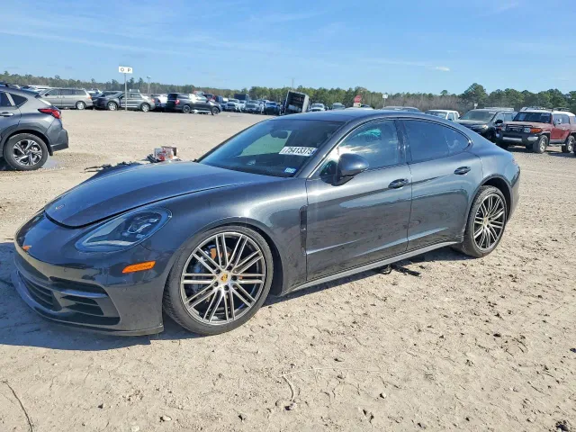 Porsche Panamera - фото 1