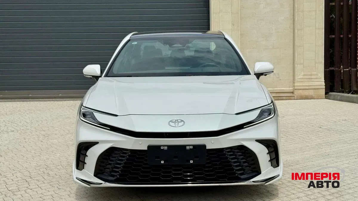 Toyota Camry - фото 1