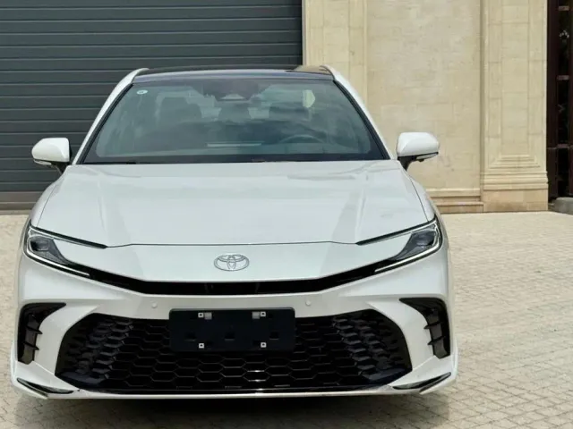 Toyota Camry - фото 1