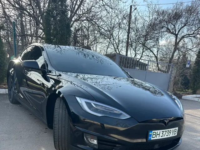 Tesla Model S - фото 1
