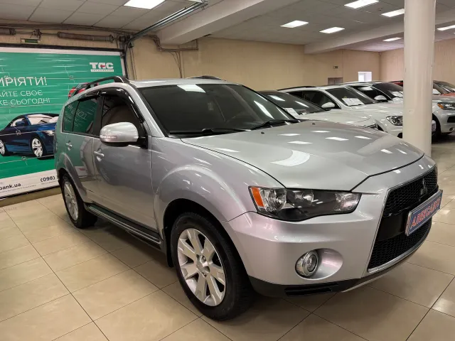 Mitsubishi Outlander - фото 1