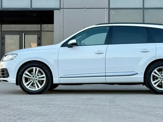Audi Q7 - фото 5