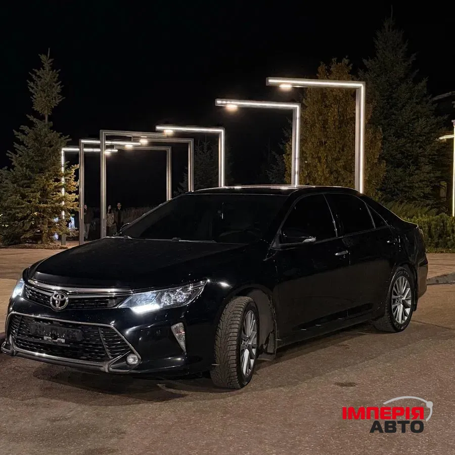 Toyota Camry - фото 1