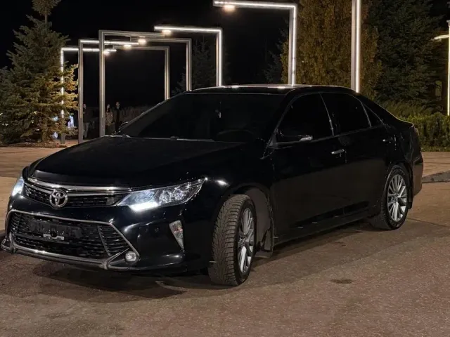 Toyota Camry - фото 1