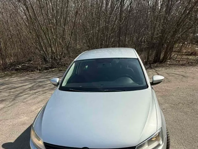 Volkswagen Jetta - фото 2