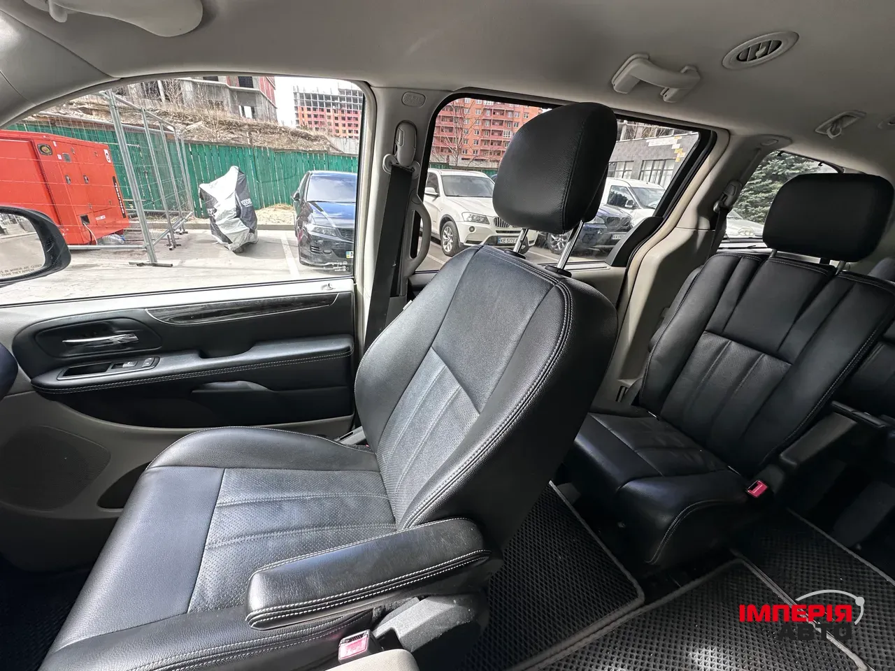 Chrysler Town & Country - фото 10