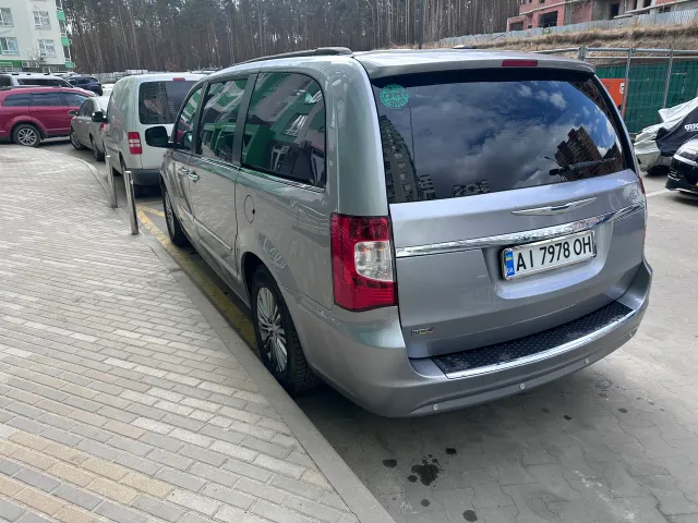 Chrysler Town & Country - фото 5