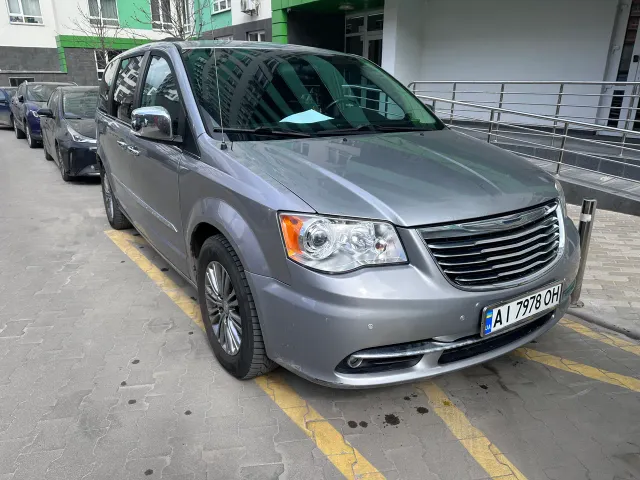 Chrysler Town & Country - фото 3