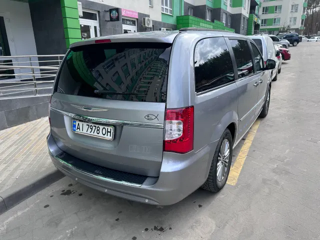 Chrysler Town & Country - фото 4