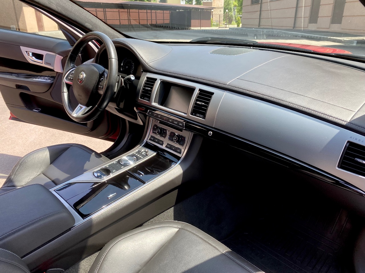 Jaguar XF - фото 11