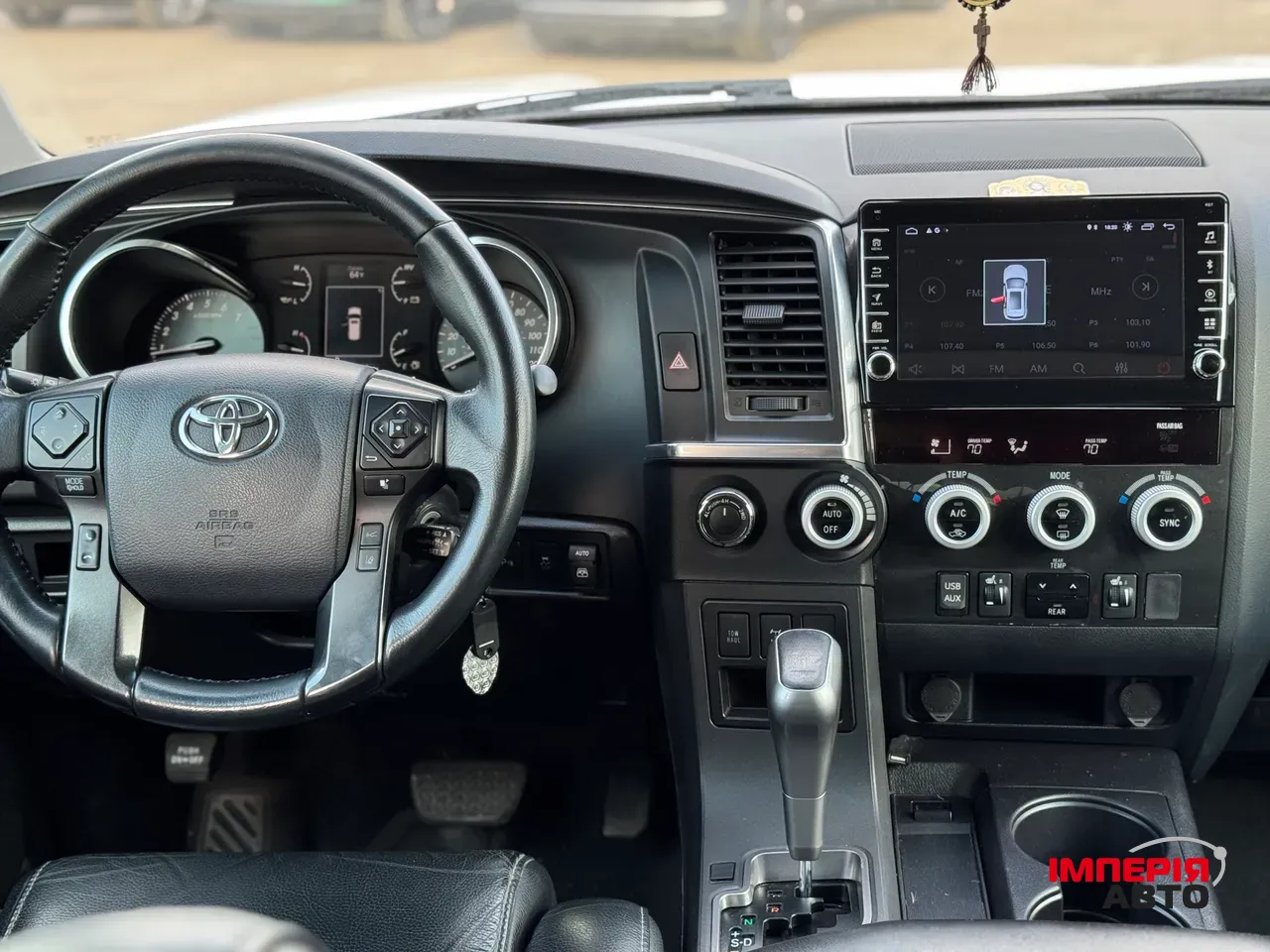 Toyota Sequoia - фото 12