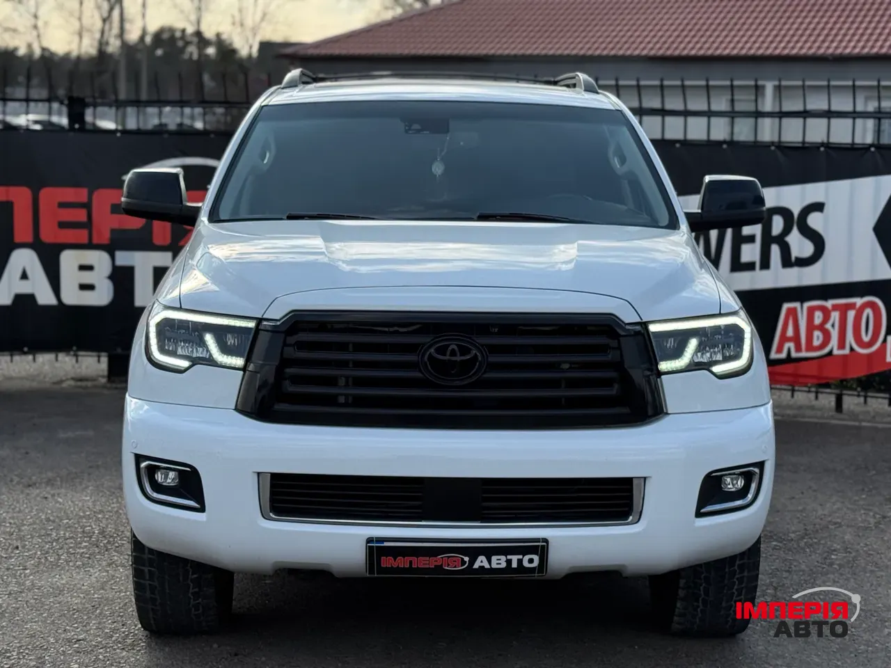 Toyota Sequoia - фото 2