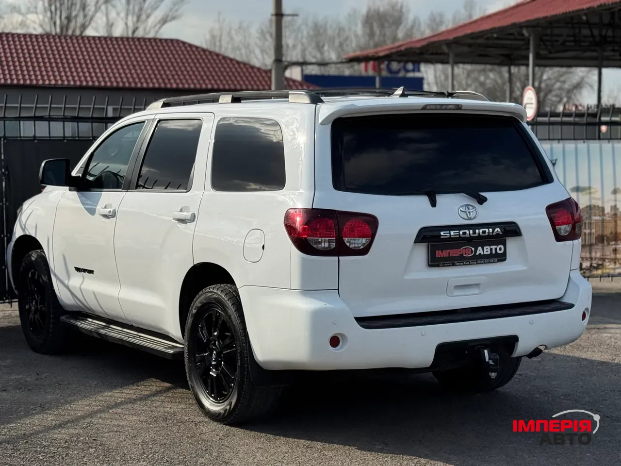 Toyota Sequoia - фото 6
