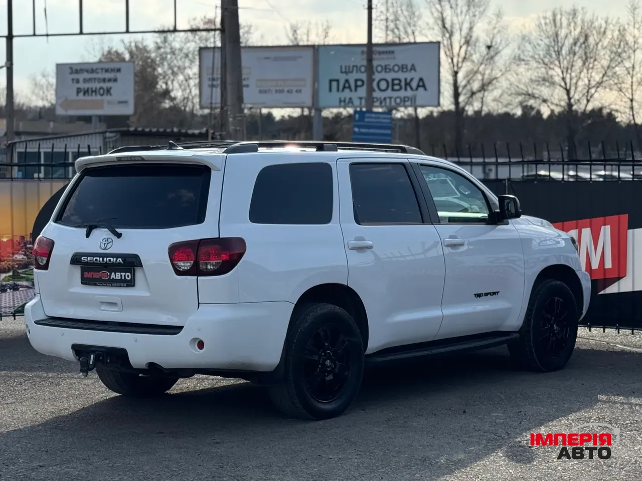 Toyota Sequoia - фото 4