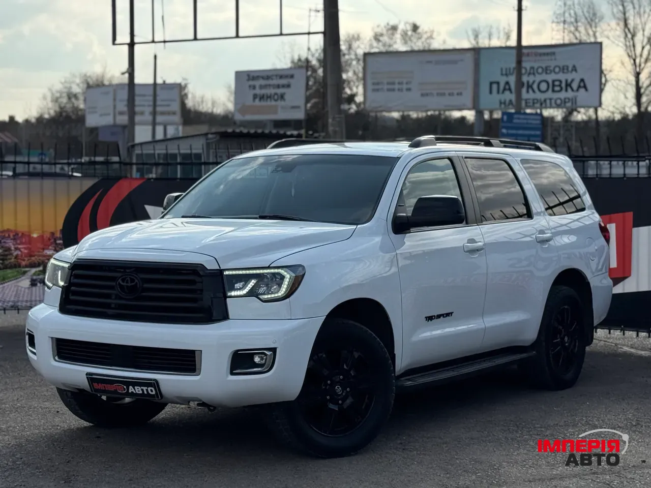 Toyota Sequoia - фото 1