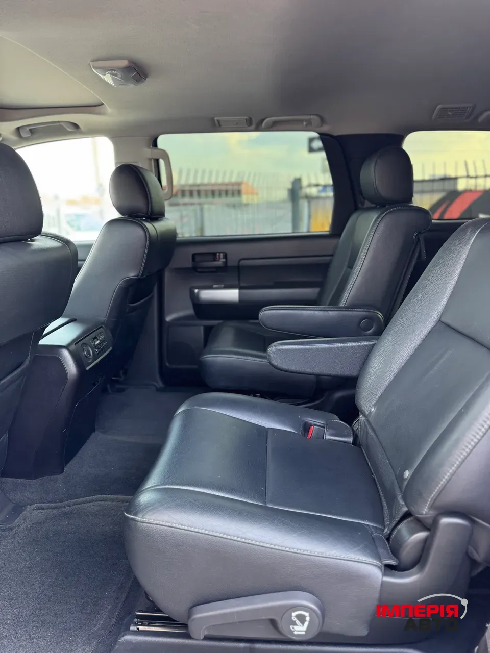 Toyota Sequoia - фото 9