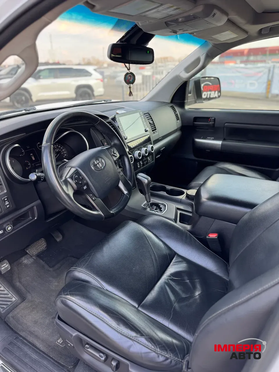 Toyota Sequoia - фото 8