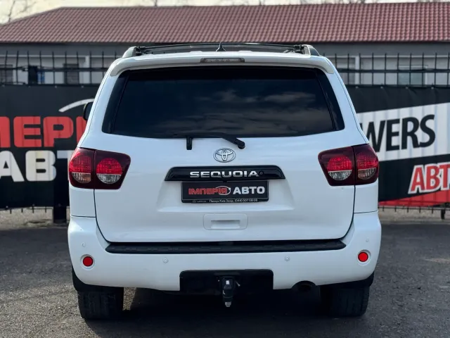 Toyota Sequoia - фото 5