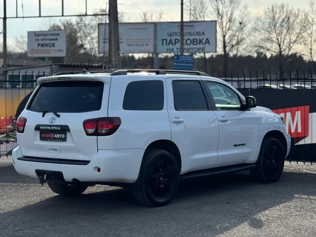 Toyota Sequoia - фото 4
