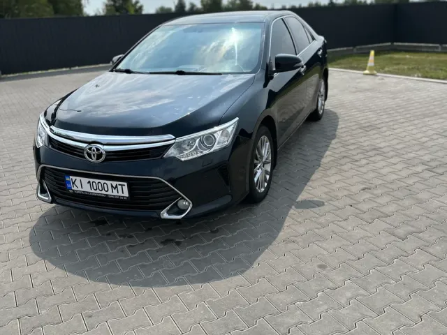 Toyota Camry - фото 1