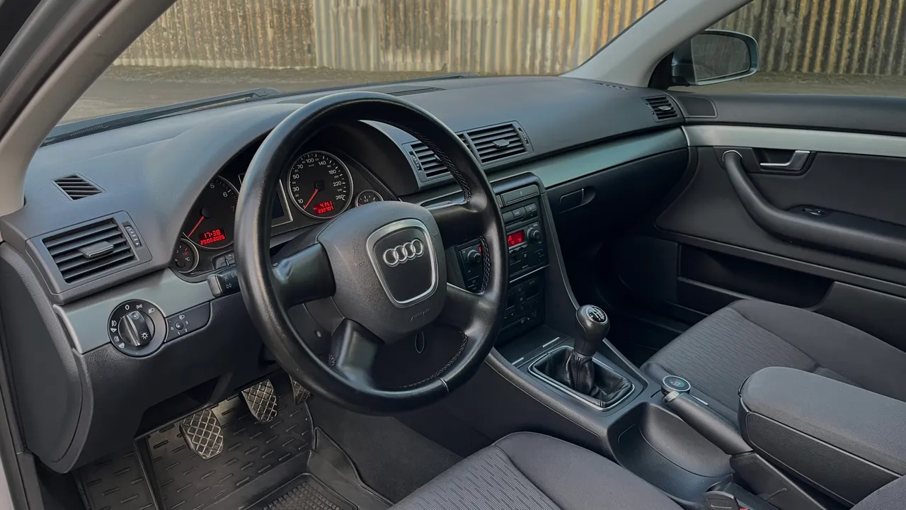 Audi A4 - фото 6