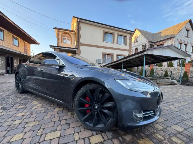 Tesla Model S - фото 1