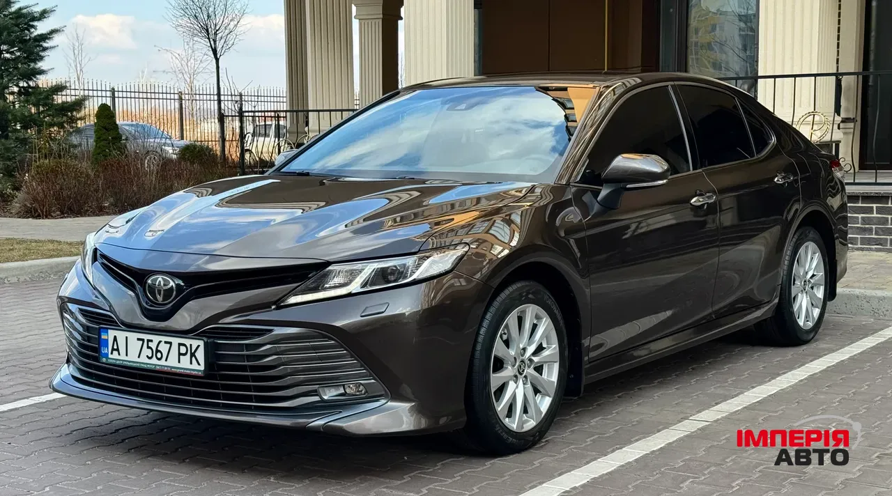 Toyota Camry - фото 1