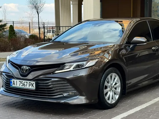 Toyota Camry - фото 1