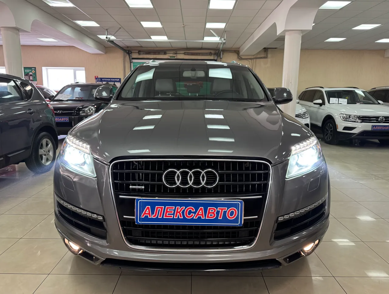 Audi Q7 - фото 6