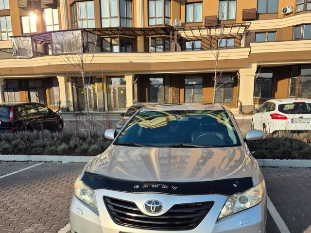 Toyota Camry - фото 1