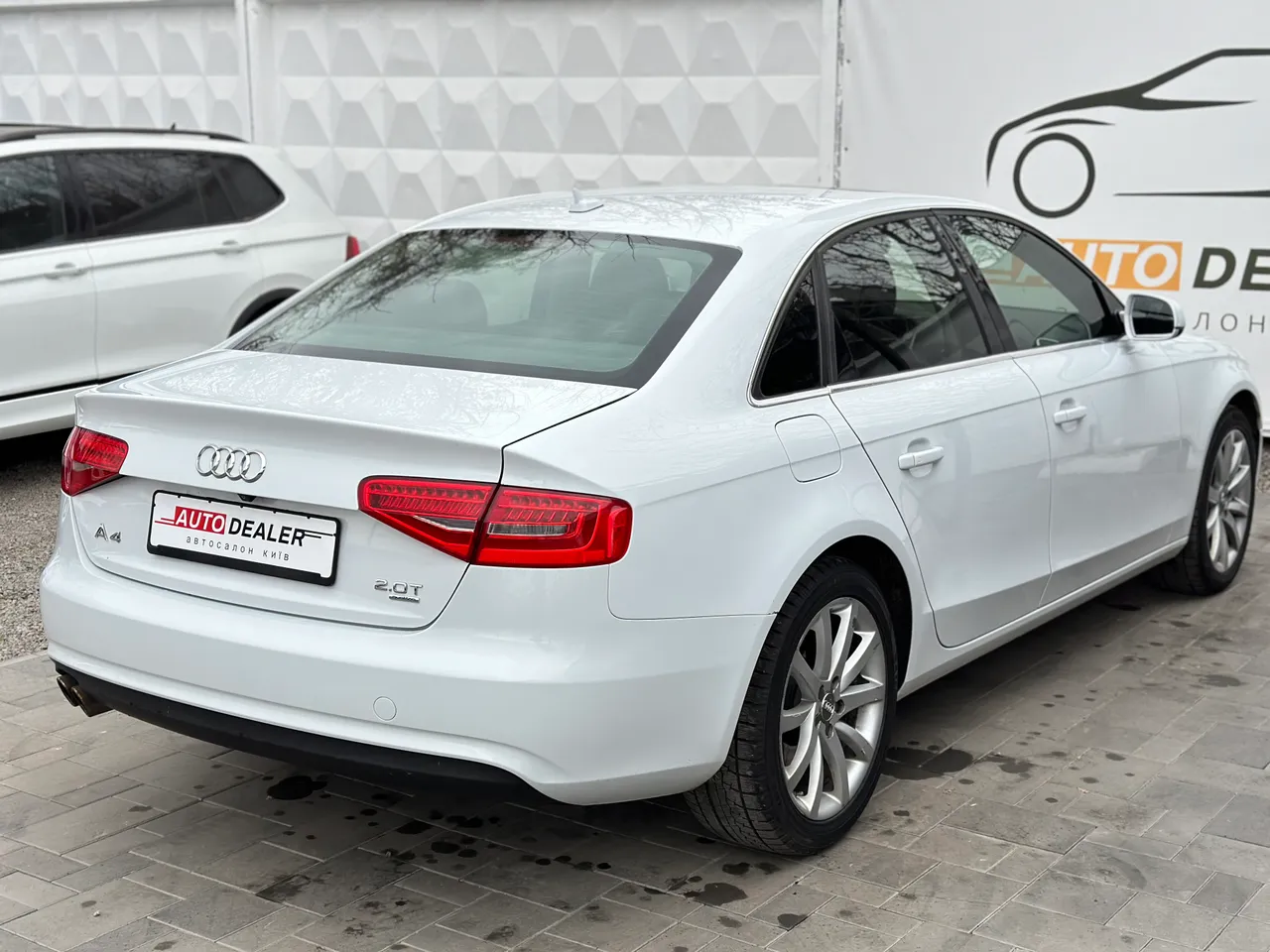 Audi A4 - фото 8
