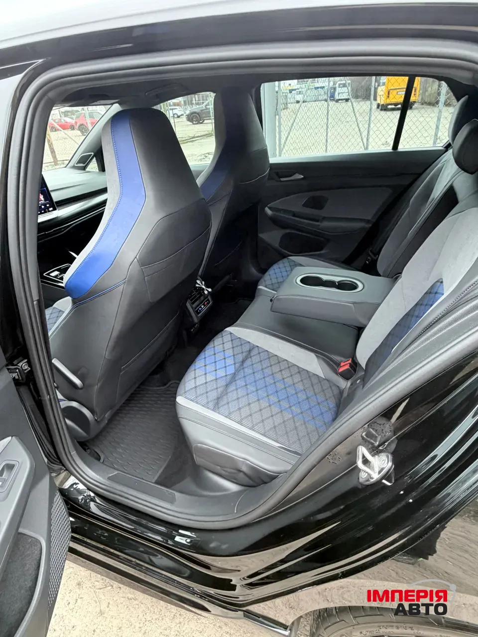 Volkswagen Golf R - фото 10