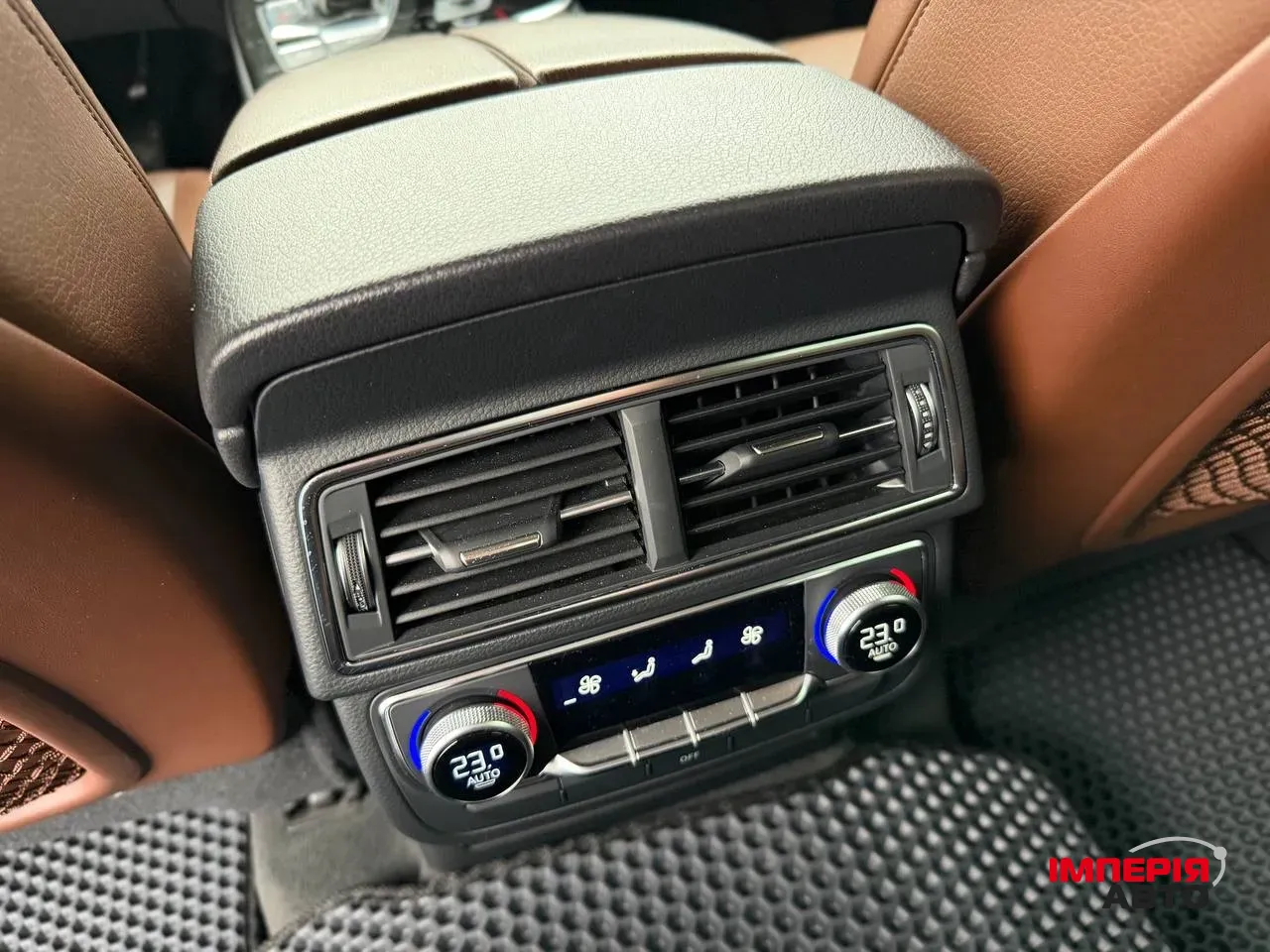 Audi Q7 - фото 12