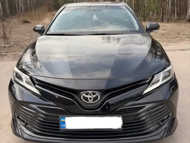 Toyota Camry - фото 1