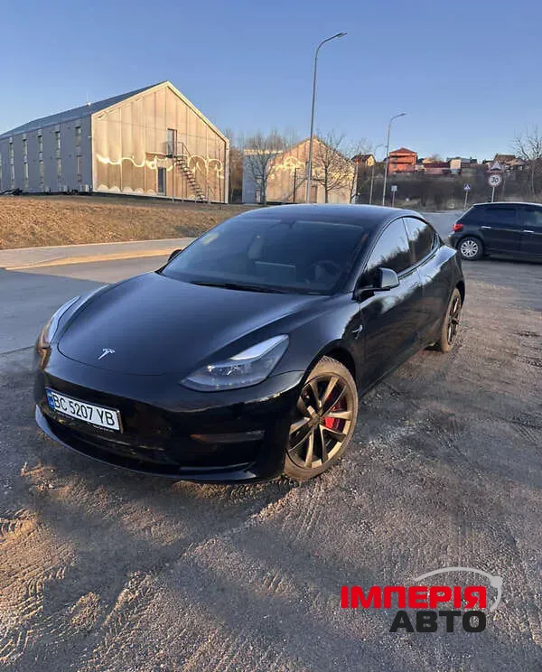 Tesla Model 3 - фото 1