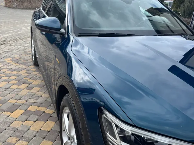 Audi e-tron - фото 1