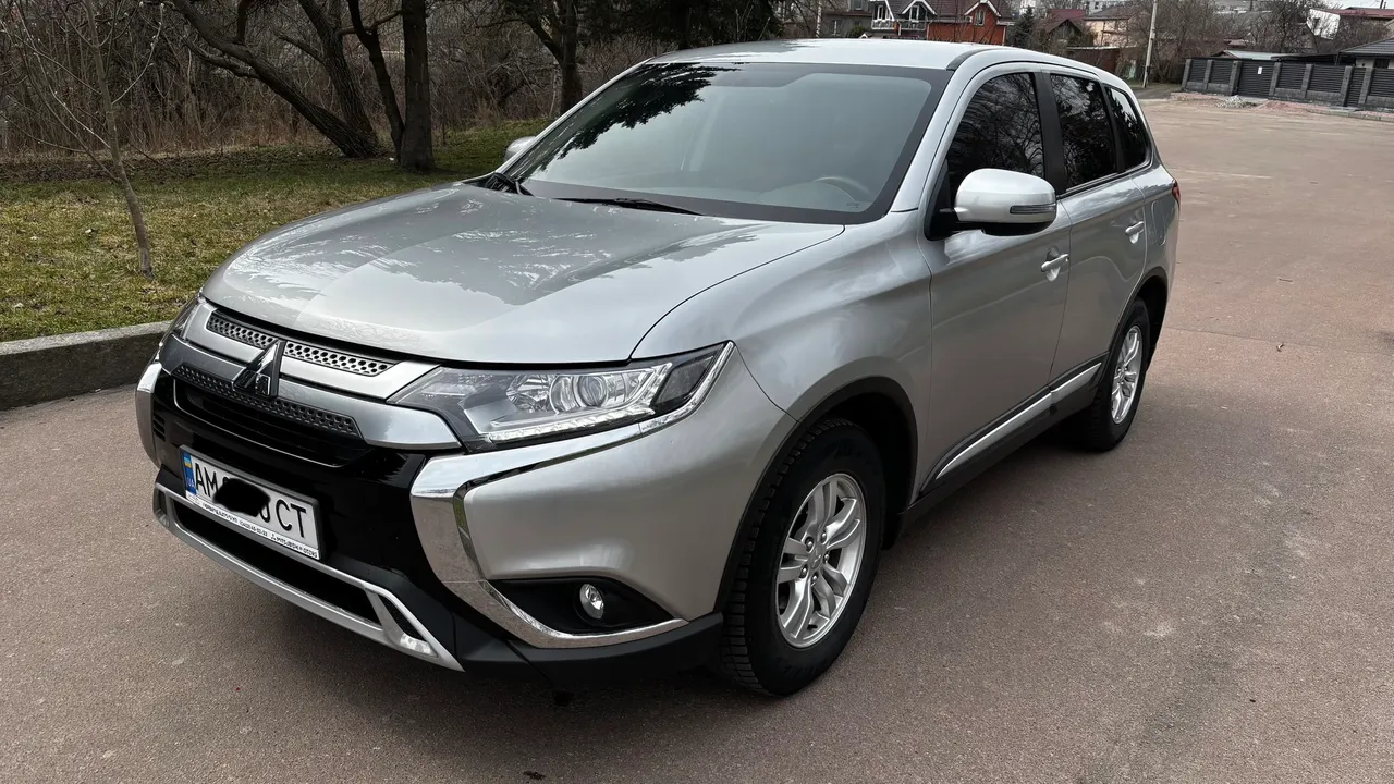 Mitsubishi Outlander - фото 1