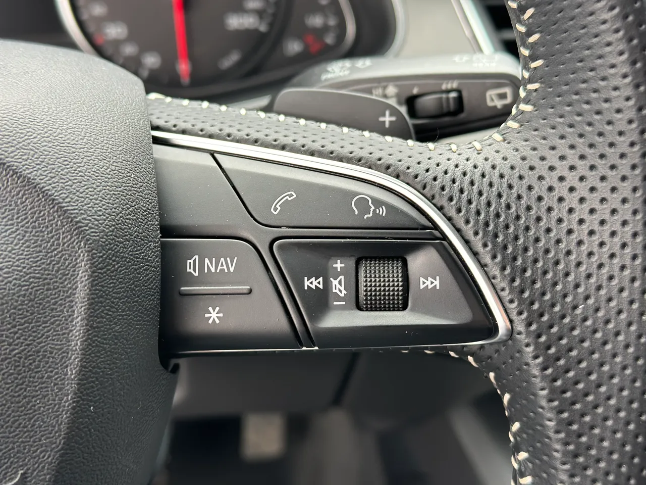 Audi Q7 - фото 28