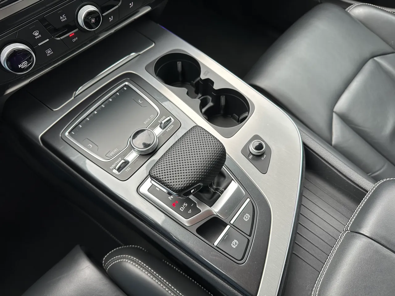 Audi Q7 - фото 32