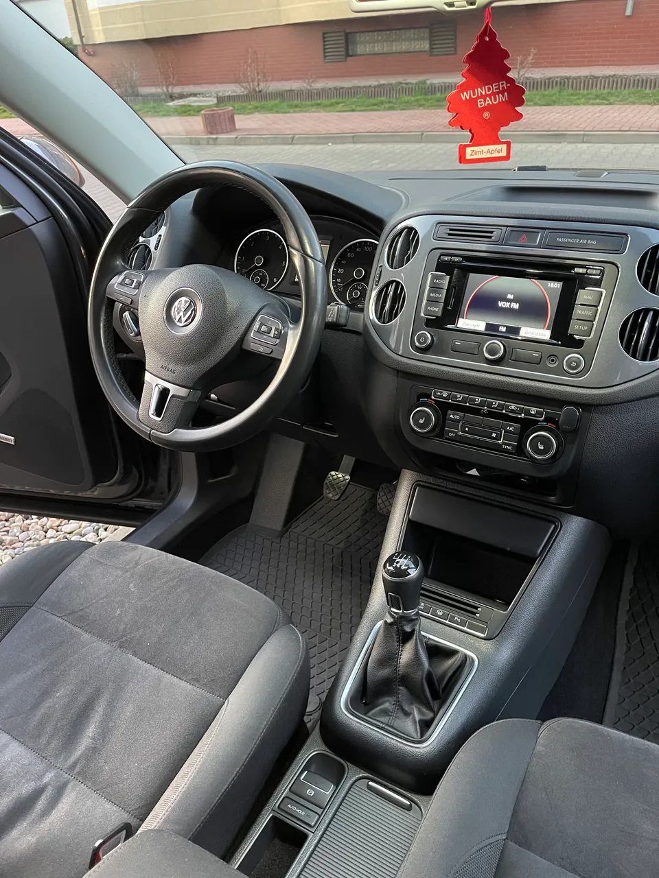 Volkswagen Tiguan - фото 12