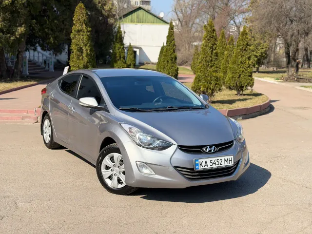 Hyundai Elantra - фото 1