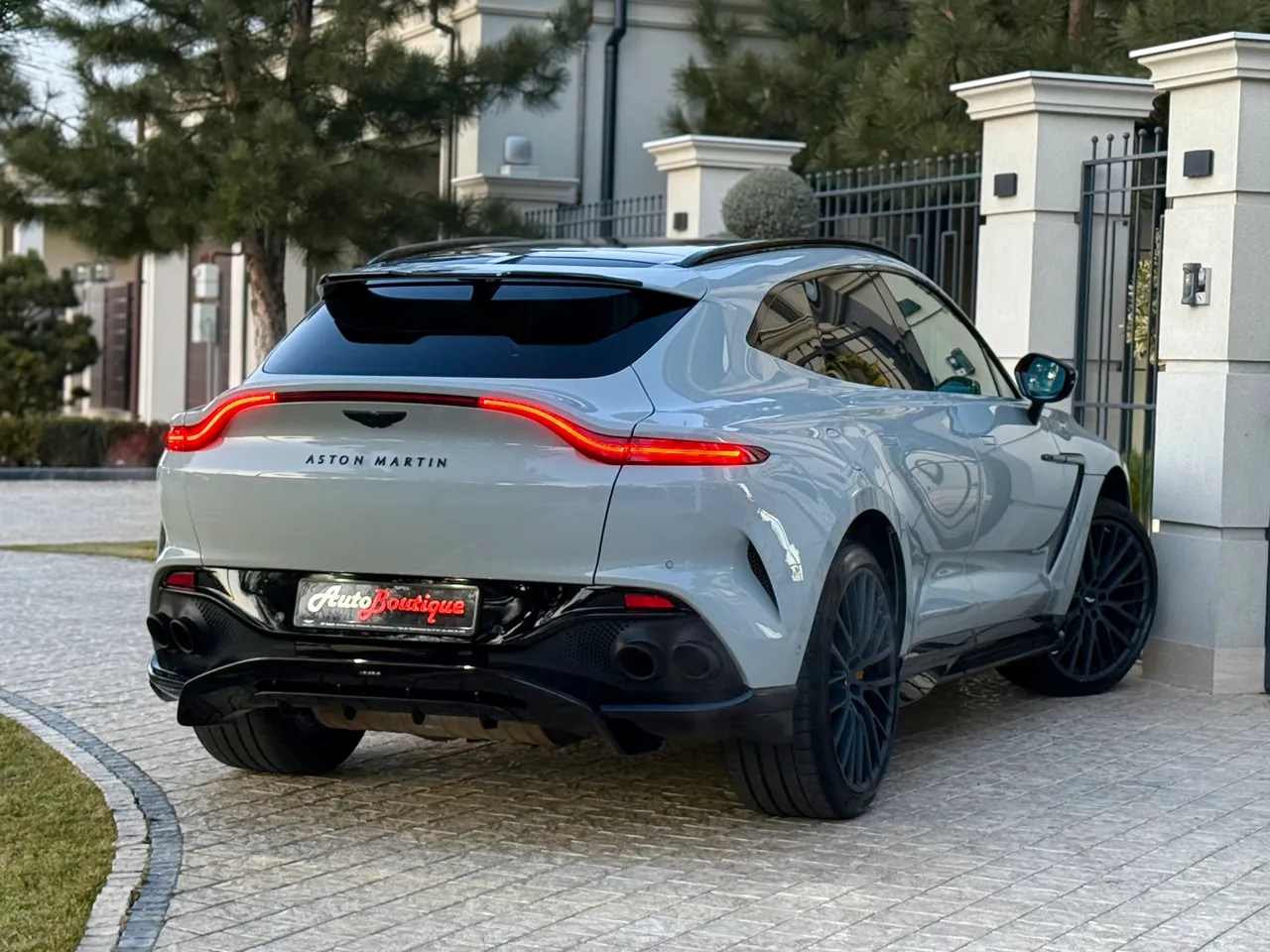 Aston Martin DBX - фото 20