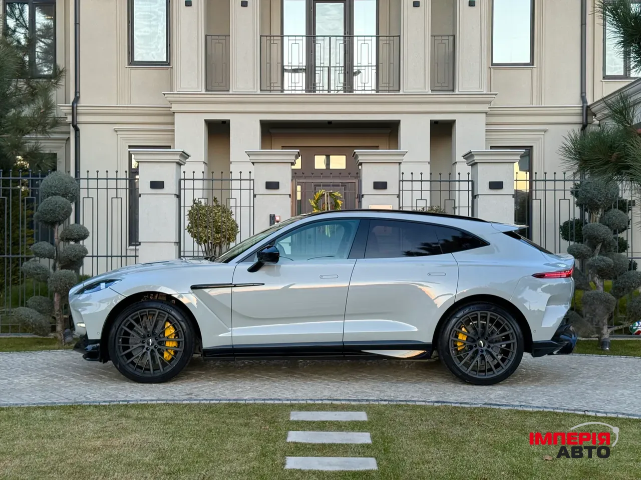 Aston Martin DBX - фото 9