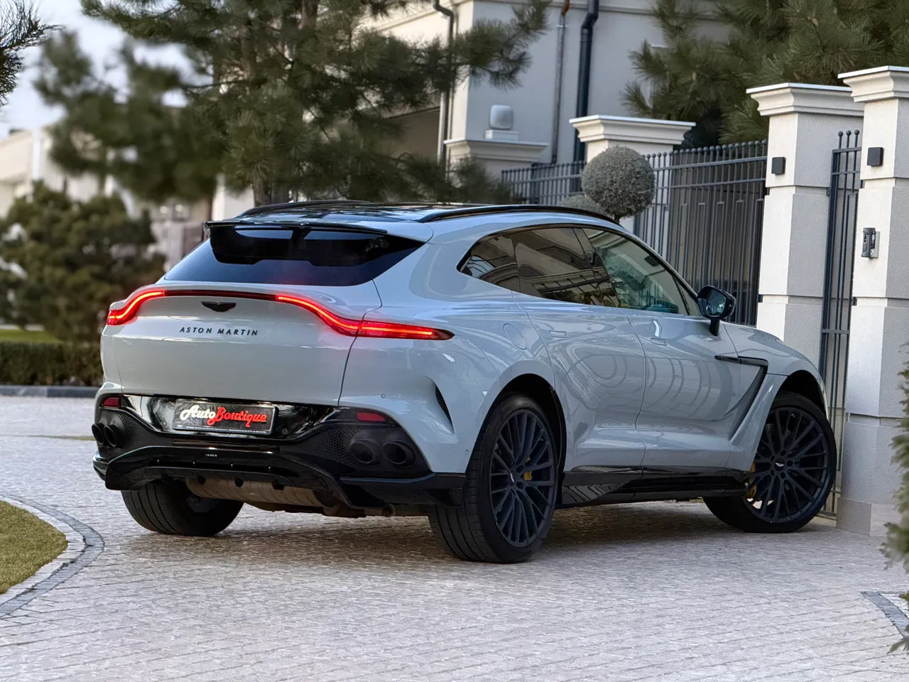 Aston Martin DBX - фото 19